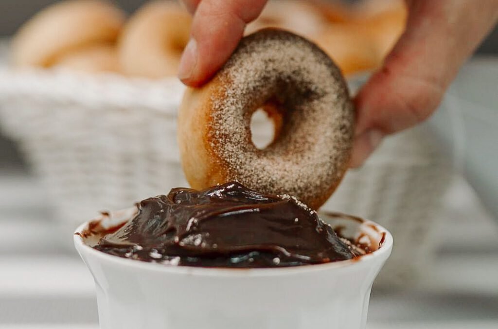Donuts com chocolate. Tudo sobre donuts: o que é, origem, donuts no Brasil