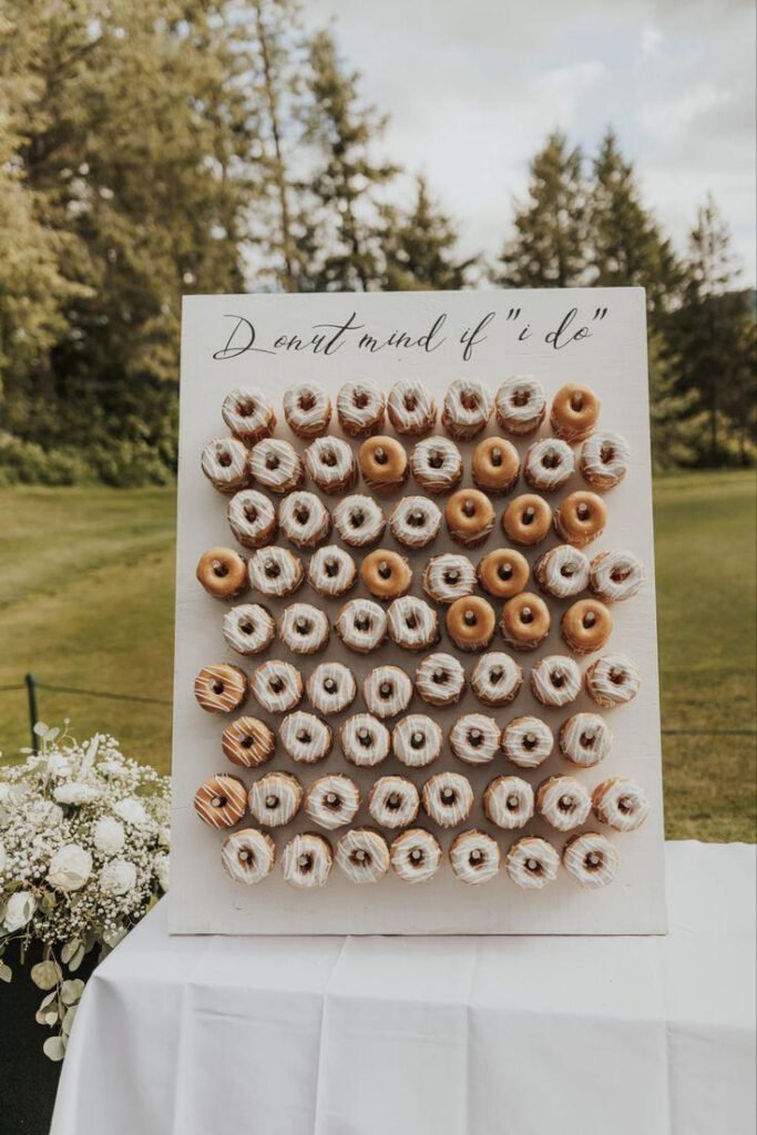Board com donuts para decoração de casamento.